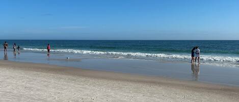 Chaises longues, serviettes de plage