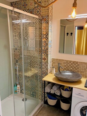 تجهيزات دش، مناشف، صابون، ورق حمّام