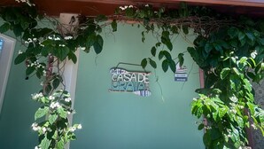 Exterior detail - Cozy and charming house 300 meters from Indaiá Beach, in Bertioga. (Bertioga)