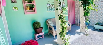 Cozy and charming house 300 meters from IndaiĂĄ Beach, in Bertioga.
