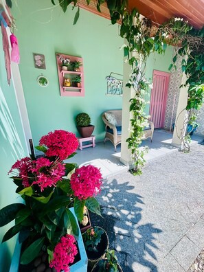 Terrace/patio - Cozy and charming house 300 meters from Indaiá Beach, in Bertioga. (Bertioga)