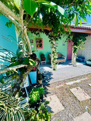 Terrace/patio - Cozy and charming house 300 meters from Indaiá Beach, in Bertioga. (Bertioga)