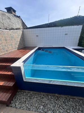 Outdoor pool - Cozy and charming house 300 meters from Indaiá Beach, in Bertioga. (Bertioga)