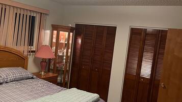 Tabla de planchar con plancha, Internet, ropa de cama