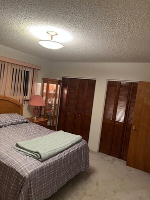 Fer et planche à repasser, accès Internet, draps fournis