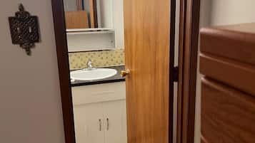 Asciugacapelli, asciugamani, sapone, carta igienica