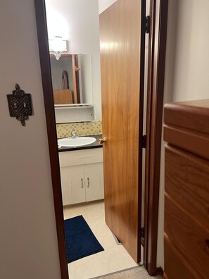 Sèche-cheveux, serviettes fournies, savon, papier toilette