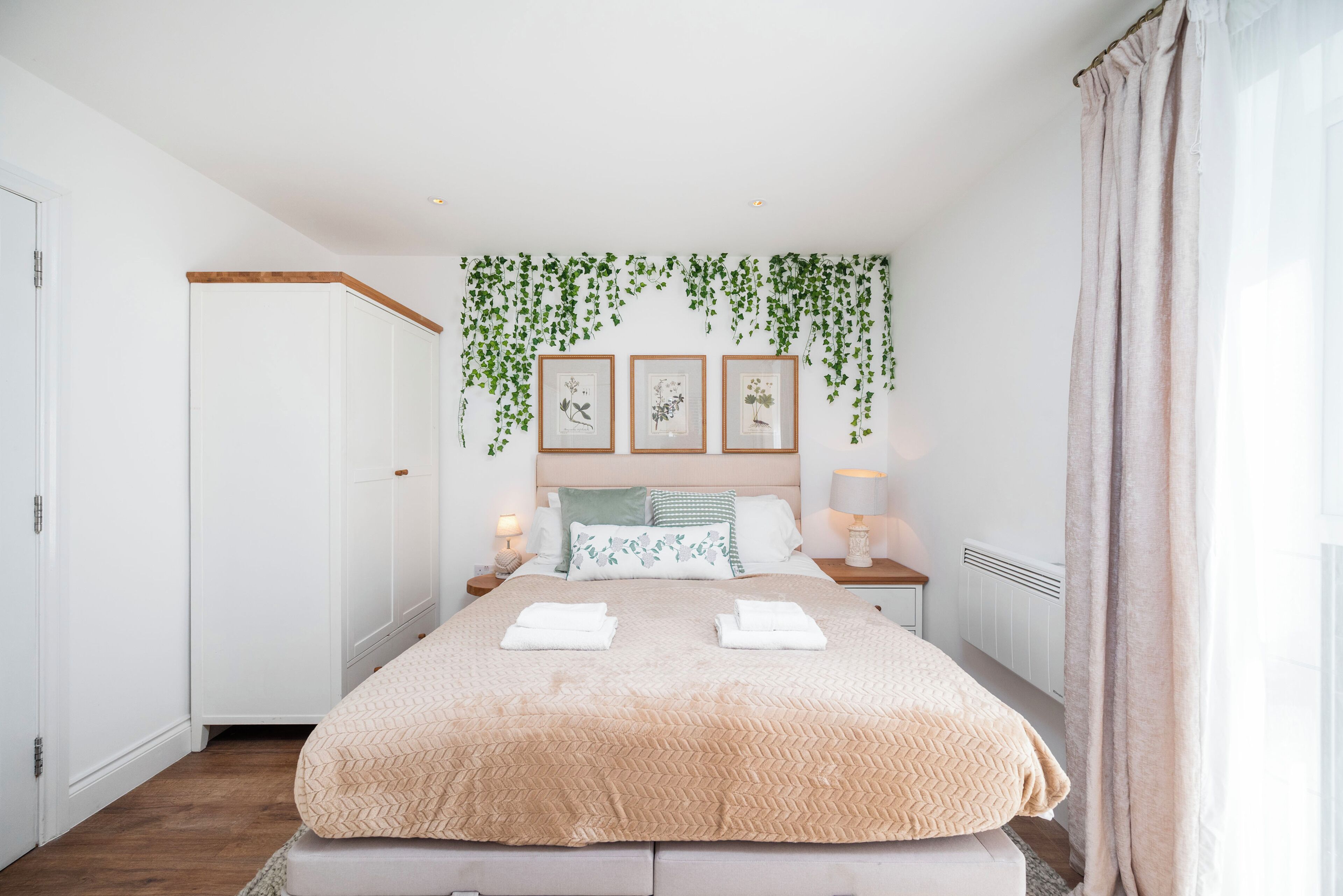 4 bedrooms, iron/ironing board, internet, bed sheets