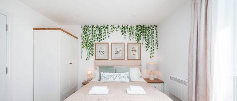 4 bedrooms, iron/ironing board, internet, bed sheets
