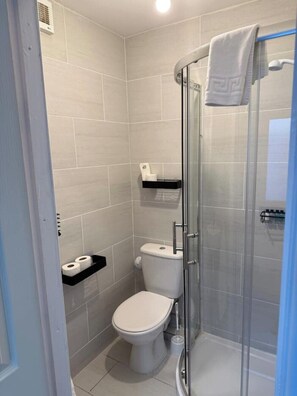 Dutxa, assecador de cabells, tovalloles i sab ó 