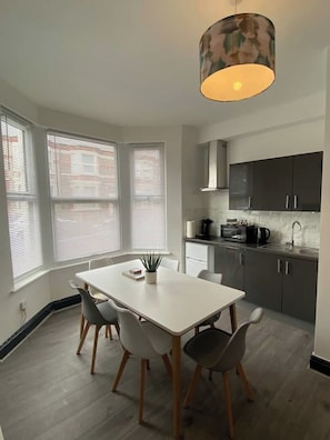 Micro-ondes, plaque de cuisson, lave-vaisselle