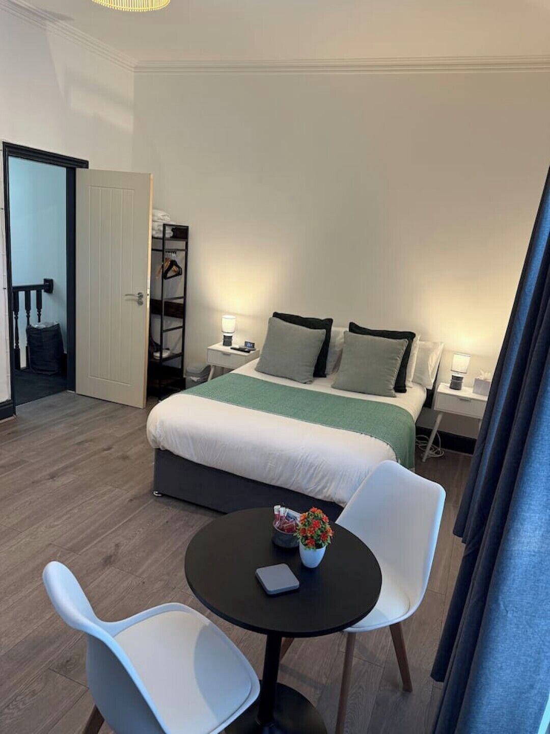 4 bedrooms, iron/ironing board, WiFi, bed sheets