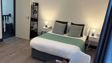 4 bedrooms, iron/ironing board, WiFi, bed sheets