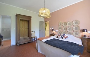 4 habitaciones, tabla de planchar con plancha y cuna de viaje 