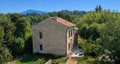 Charming Provencal farmhouse with swimming pool and jacuzzi sleeps up to 8 đżâïž