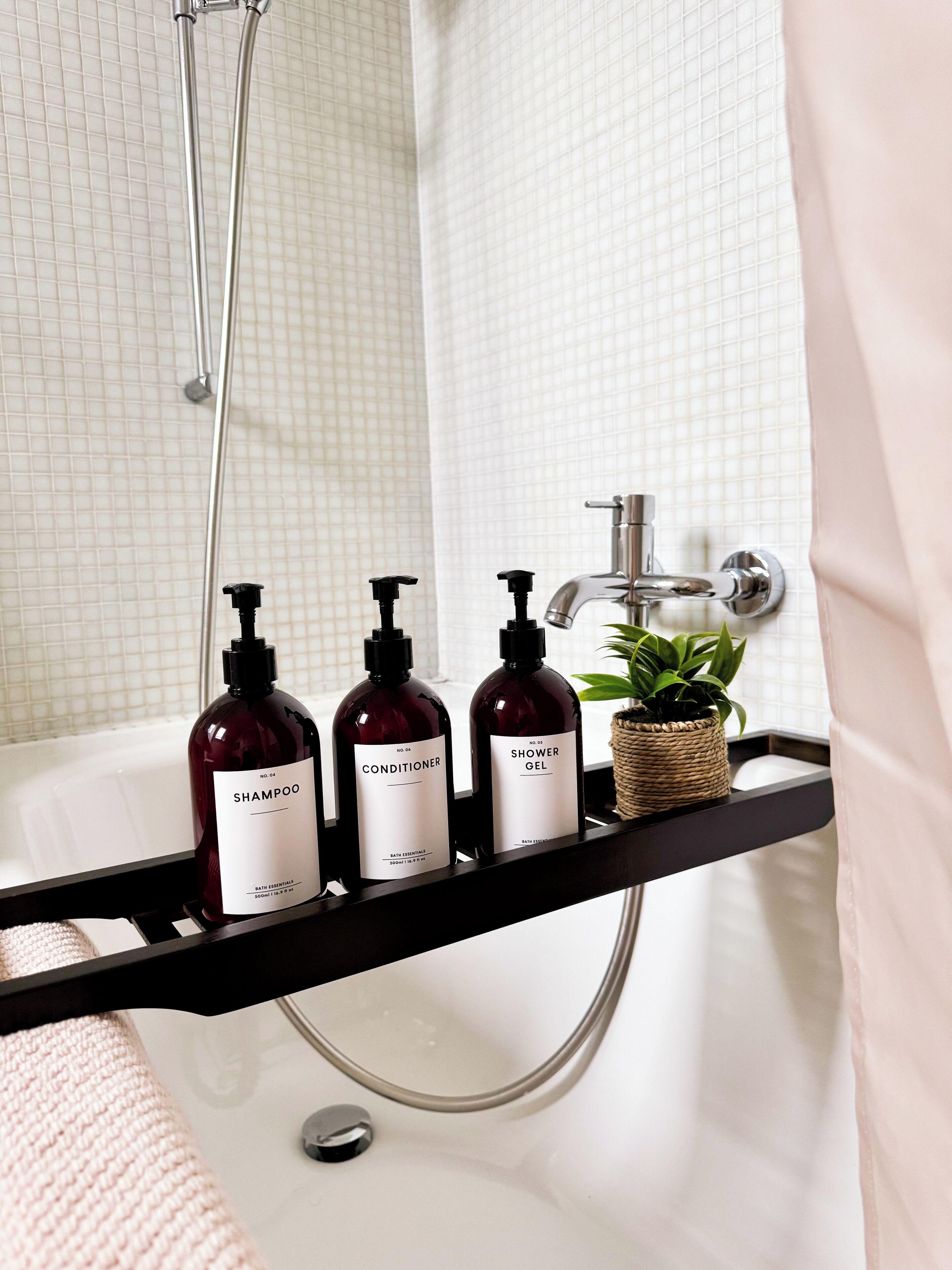 Sèche-cheveux, serviettes fournies, savon, papier toilette
