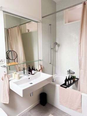 مجففات شعر، مناشف، صابون، ورق حمّام