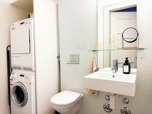 Sèche-cheveux, serviettes fournies, savon, papier toilette