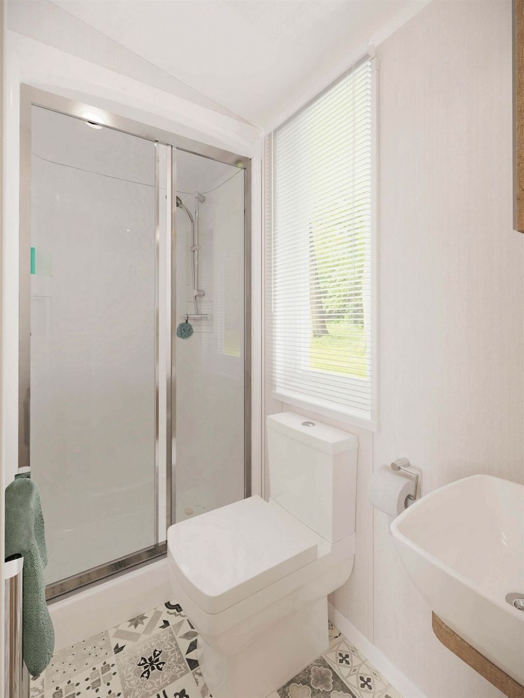 Een badkamer met een douche met glazen wand, een toilet, een wastafel en een raam met zonwering.