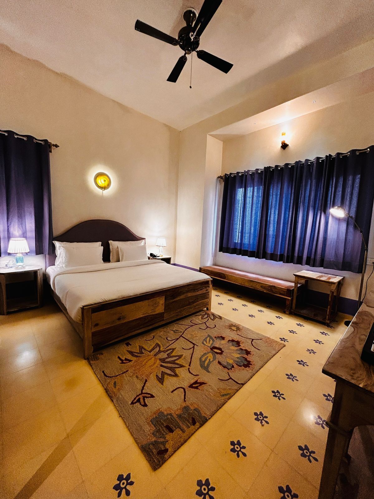 Desk, free WiFi, bed sheets