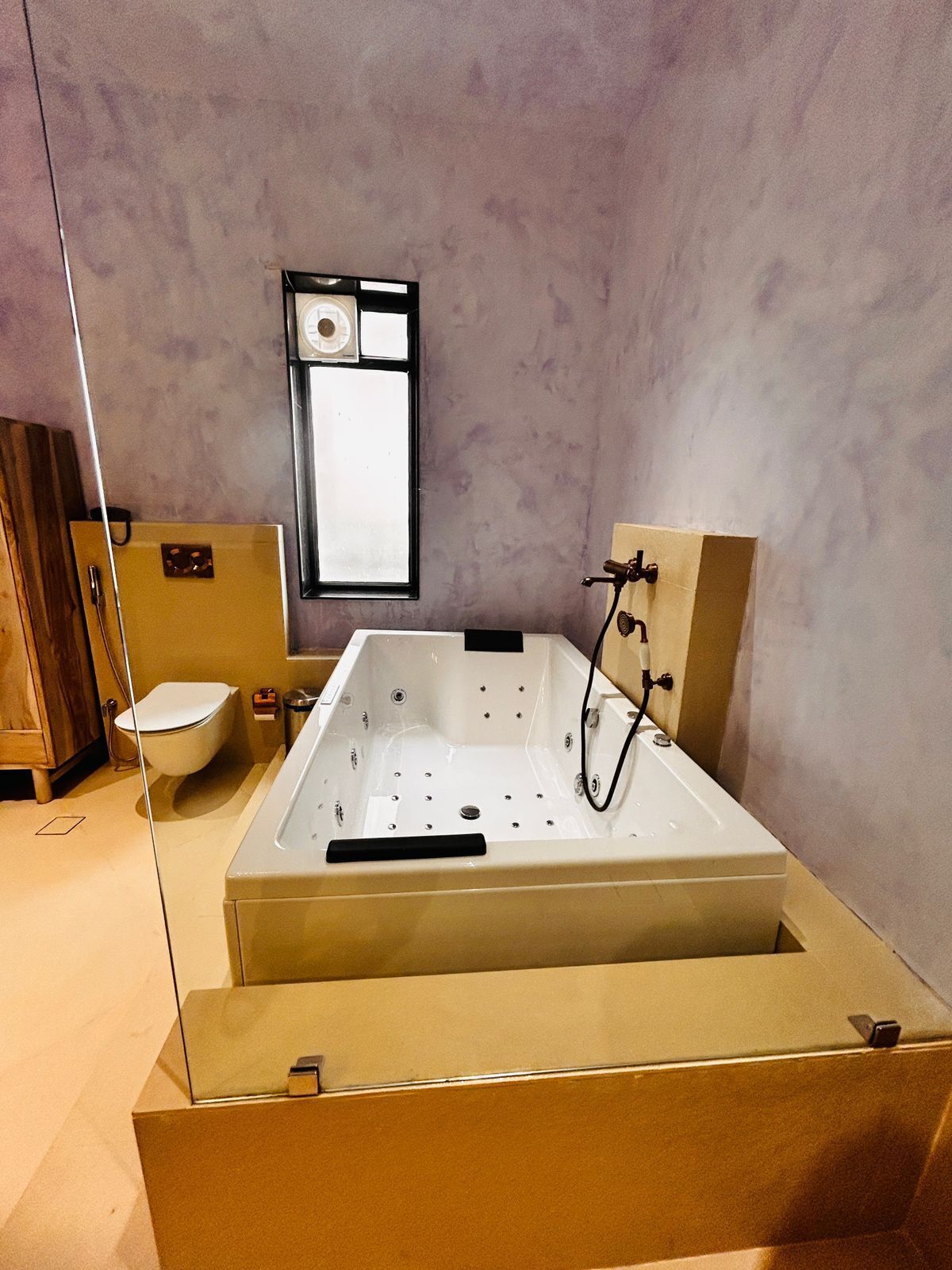 Royal Suite with Jacuzzi | Baño | Ducha, artículos de higiene personal gratuitos y secador de pelo