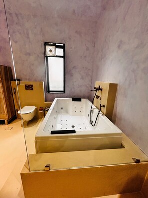 Royal Suite with Jacuzzi | Bathroom | Shower, free toiletries, hair dryer, towels - SADRI HAVELI - Heritage Stay by the Lake (Udaipur)