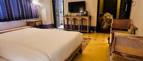 Royal Suite with Jacuzzi | 書桌、免費無線上網、床單