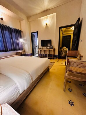 Royal Suite with Jacuzzi - SADRI HAVELI - Heritage Stay by the Lake (Udaipur)