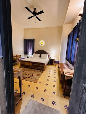 Desk, free WiFi, bed sheets - SADRI HAVELI - Heritage Stay by the Lake (Udaipur)