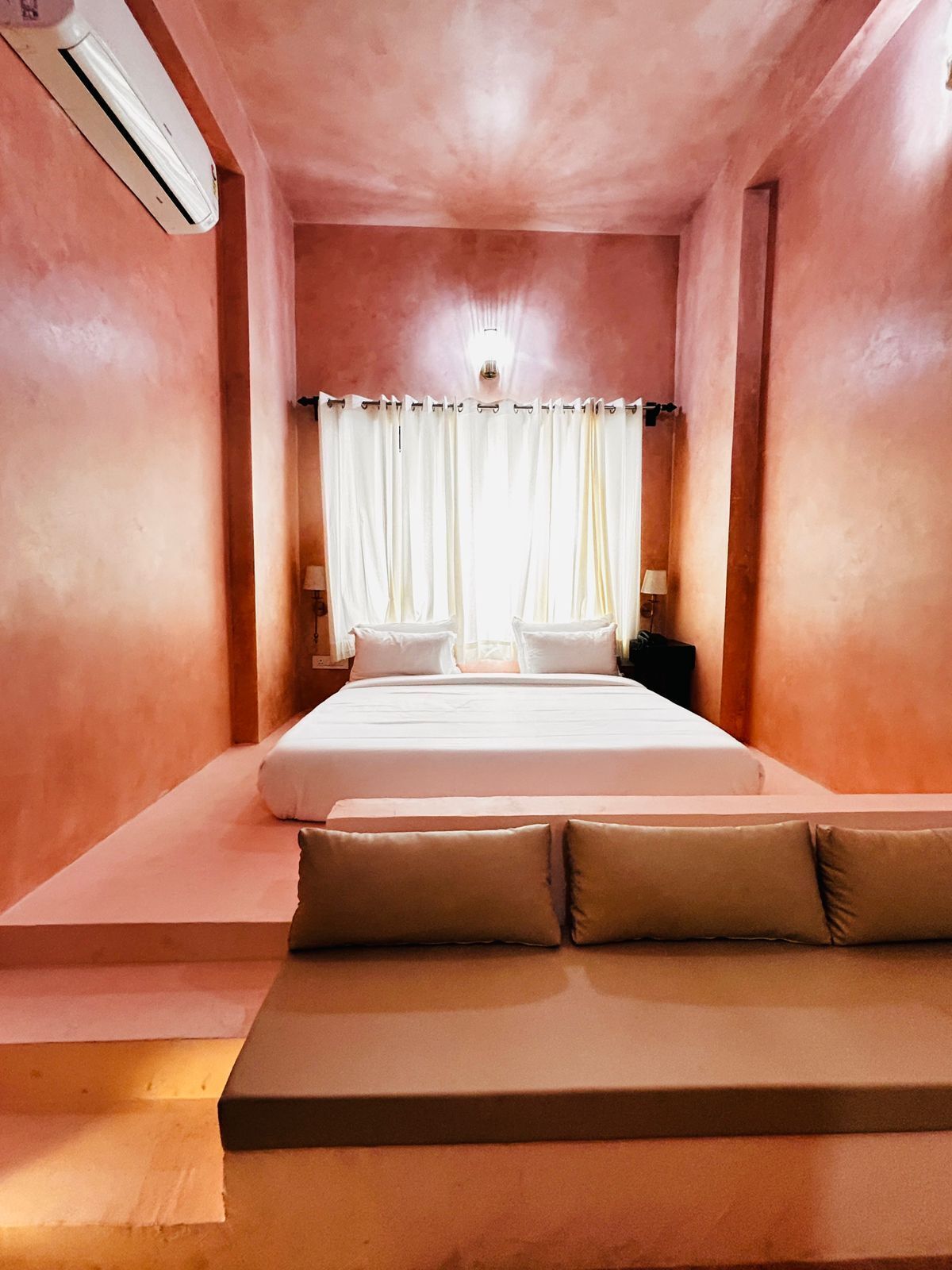 Petal Suite | Desk, free WiFi, bed sheets