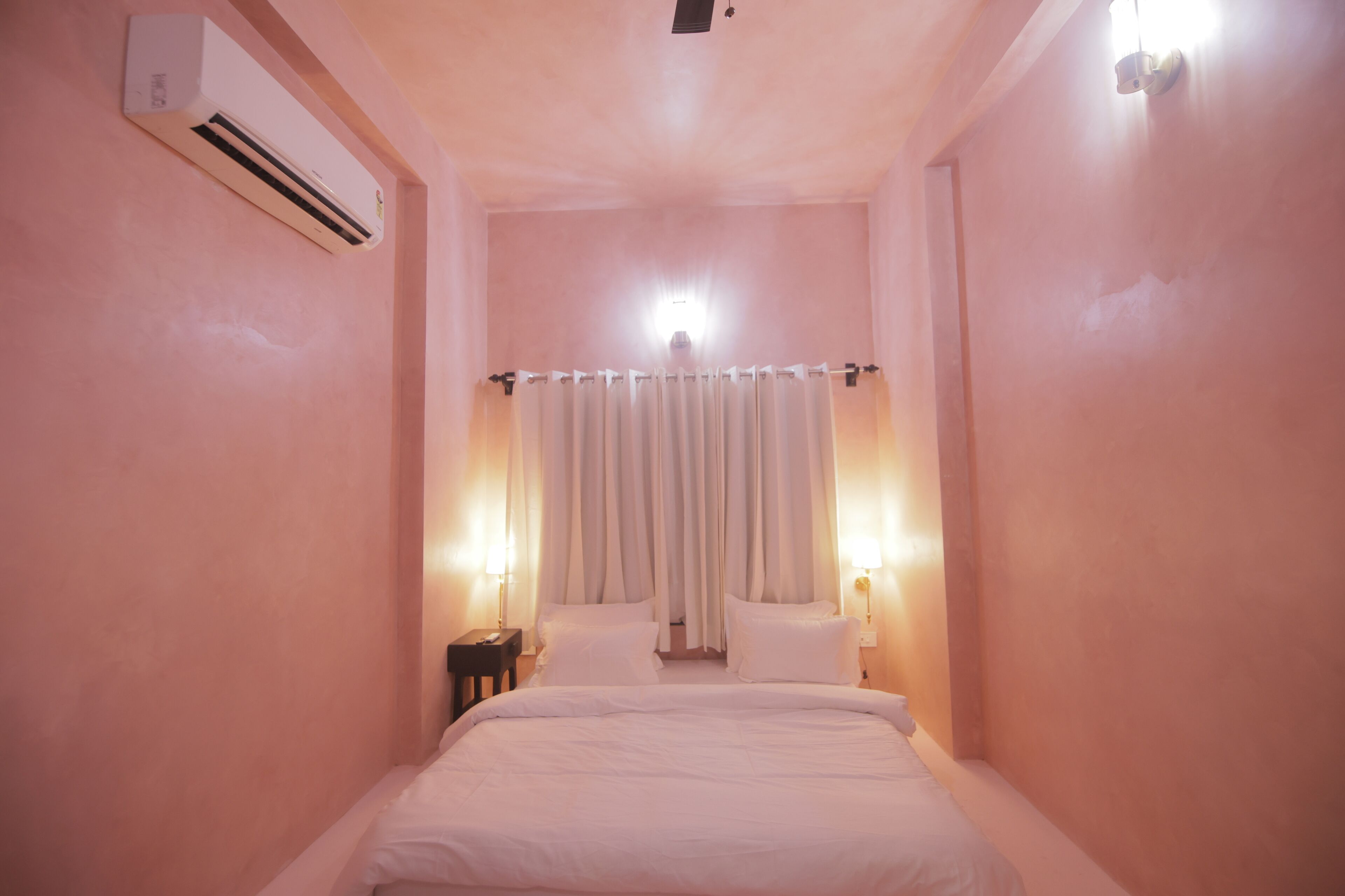 Petal Suite | Desk, free WiFi, bed sheets