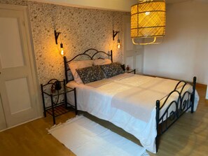 3 slaapkamers, een strijkplank/strijkijzer, reisbedje, gratis wifi