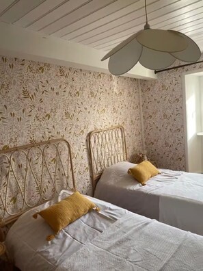 3 bedrooms, iron/ironing board, travel crib, free WiFi - La Maison Marguerite - 900m from the beach (Audierne)