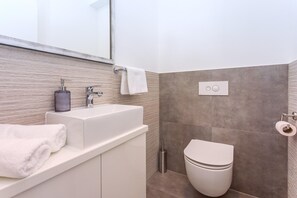 Villa | Bathroom | Bathtub, hair dryer - Luxury Villa Retreat in Sestanovac (Sestanovac)