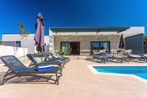 Villa | Pool - Luxury Villa Retreat in Sestanovac (Sestanovac)