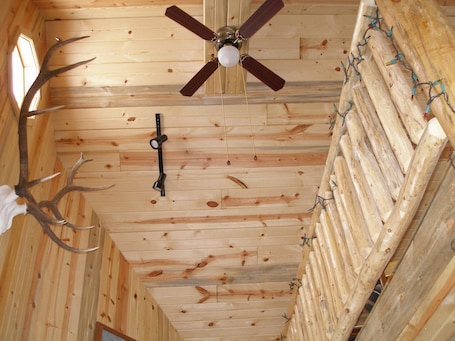 Interior. Cozy 3-bedroom cabin in delightful Lodgepole with AC, rural countryside,firepit.