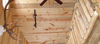 Cozy 3-bedroom cabin in delightful Lodgepole with AC, rural countryside,firepit.