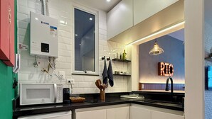 Cafeteira/chaleira, geladeira, micro-ondas, cooktop