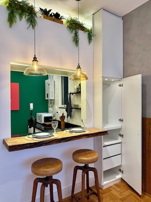 Refrigerador, microondas, parrilla de estufa y cafetera y tetera