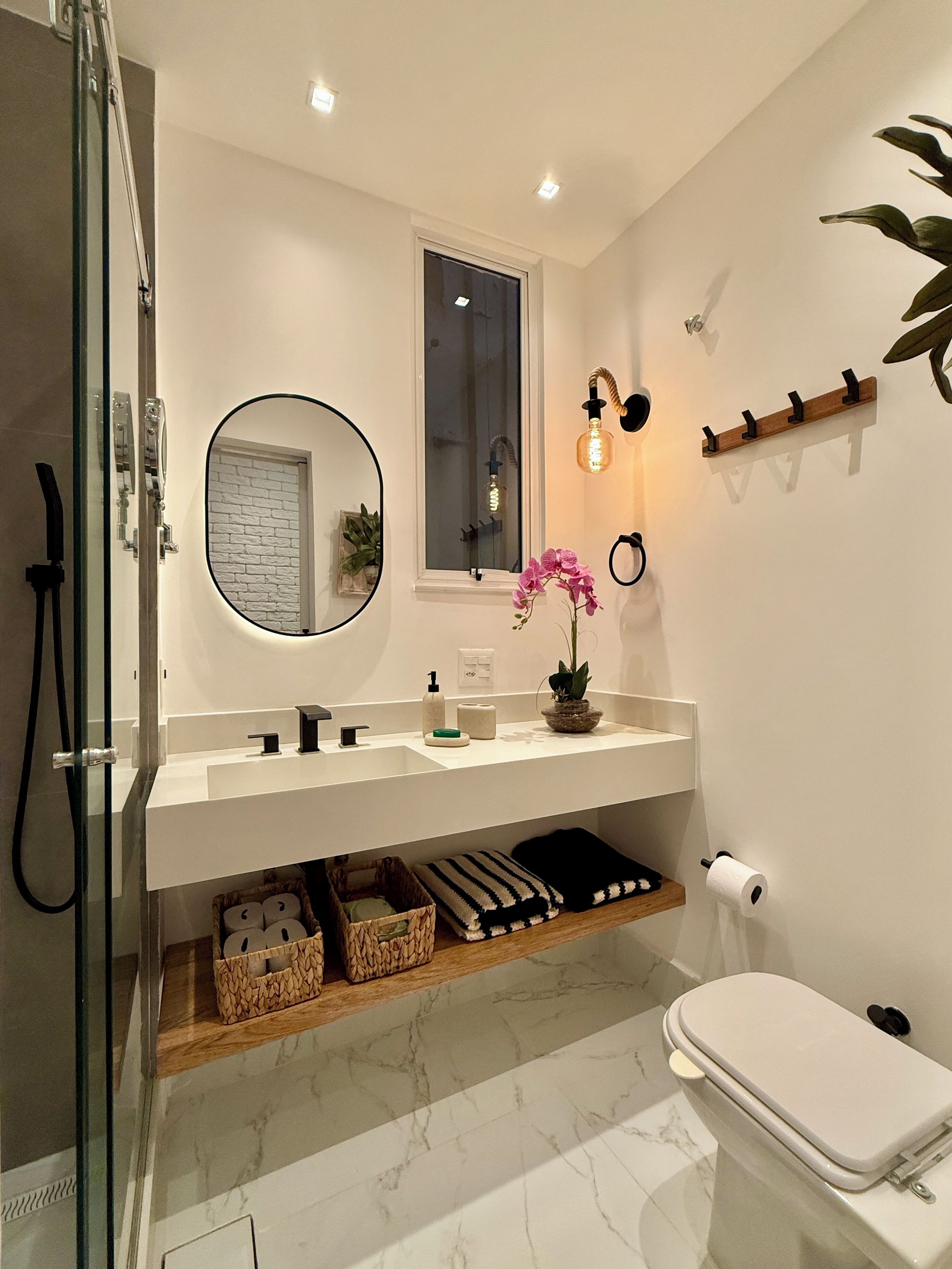 Een douche, een haardroger, handdoeken, zeep