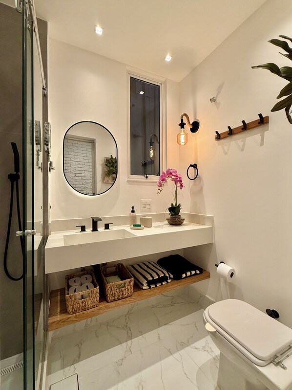 Shower, hair dryer, towels, soap - Beautiful, fully furnished loft, close to the beach and subway. (Rio de Janeiro)