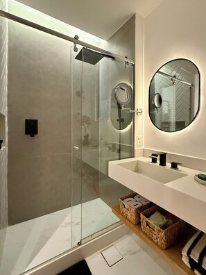 Shower, hair dryer, towels, soap - Beautiful, fully furnished loft, close to the beach and subway. (Rio de Janeiro)