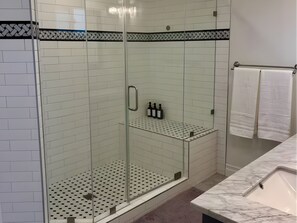 Hair dryer, towels, soap, toilet paper - Sunset Summit by Coastline Vacation Rentals (La Mesa)