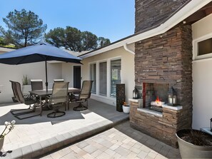 Outdoor dining - Sunset Summit by Coastline Vacation Rentals (La Mesa)