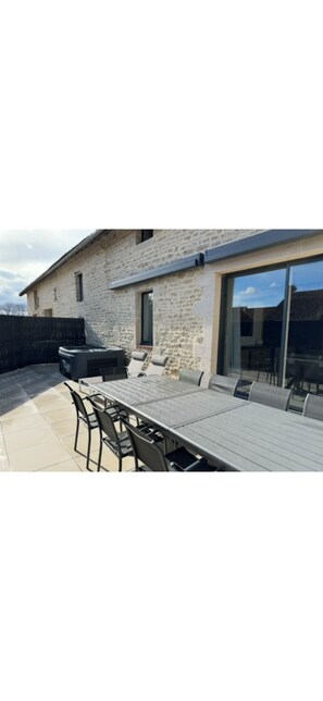 Outdoor dining - 10-person gîte with private spa (Bellenot-sous-Pouilly)