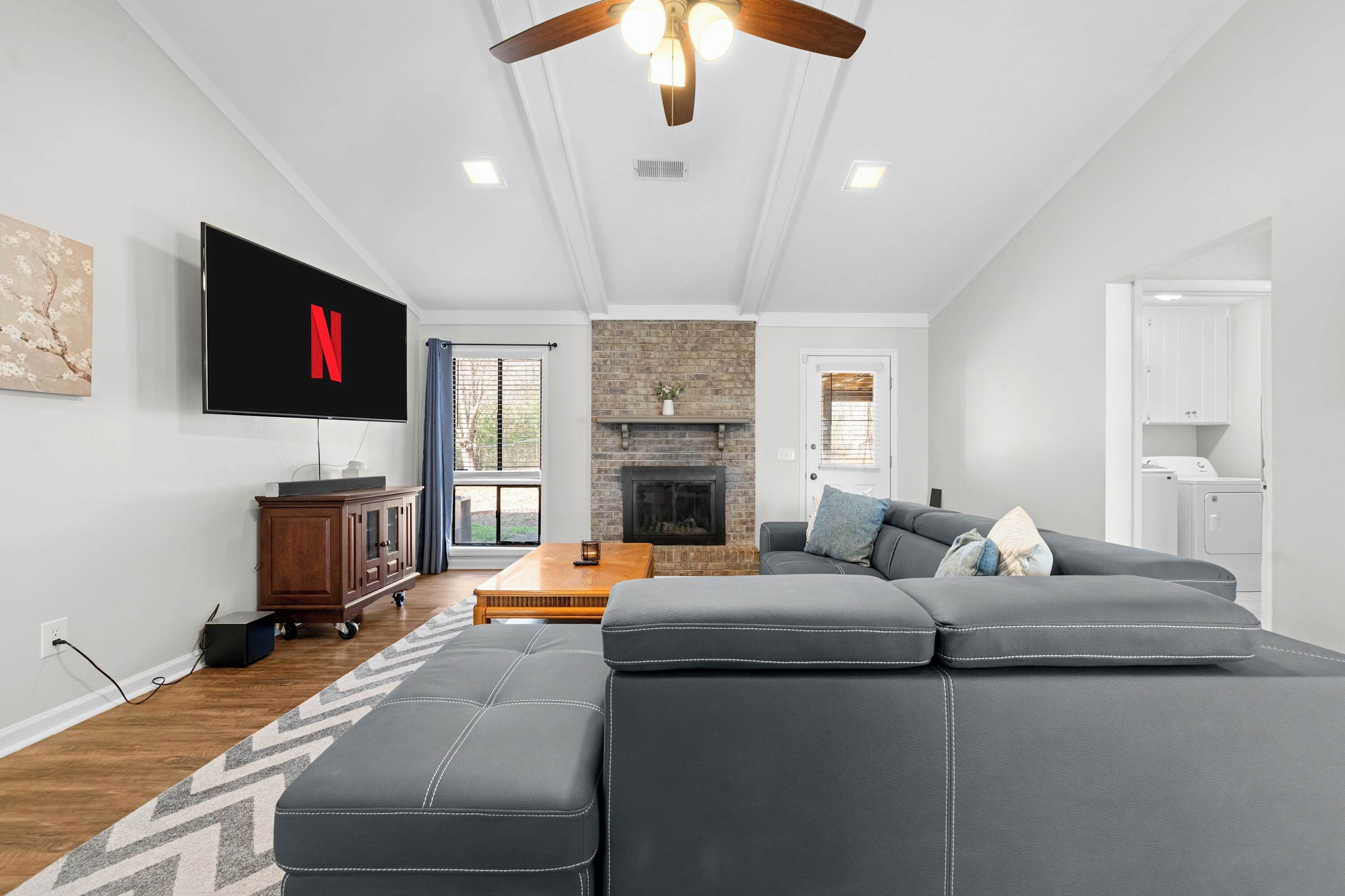 TV, caminetto, studio