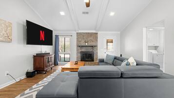 Televisión, chimenea, oficina