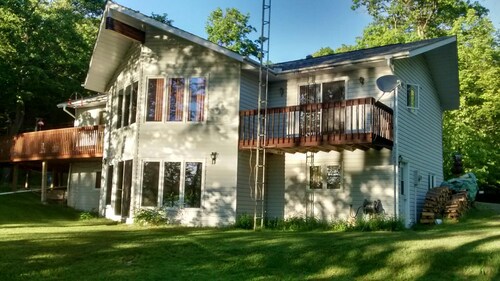 Beautiful Lakeside Retreat on Caribou Lake with Stunning Sunsets, Fishing & More