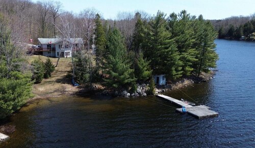 Beautiful Lakeside Retreat on Caribou Lake with Stunning Sunsets, Fishing & More