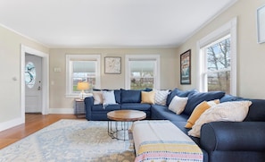 Smart TV - Charming 6BR Orleans Retreat, Great Outdoor Space, Walk to Orleans Town (Orleans)